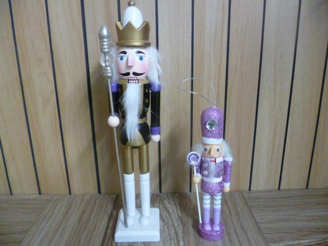 2x Kerst notenkrakers paars met goud klein en groot, Ophalen of Verzenden, Zo goed als nieuw