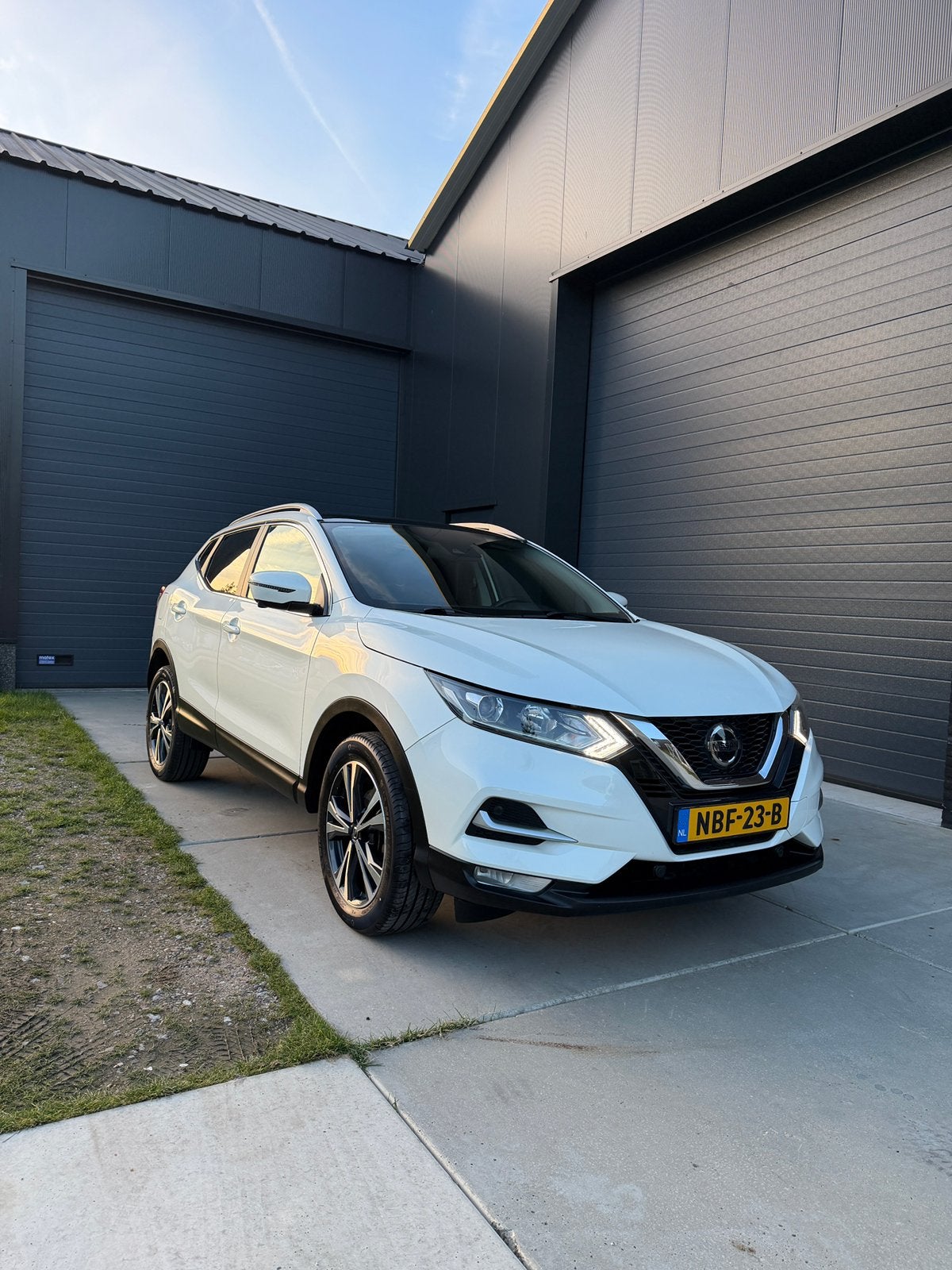 Nissan Qashqai 2021 1.3 Benzine Automaat – Weinig KM, Auto's, Automaat, Dealer onderhouden, Zwart, Wit