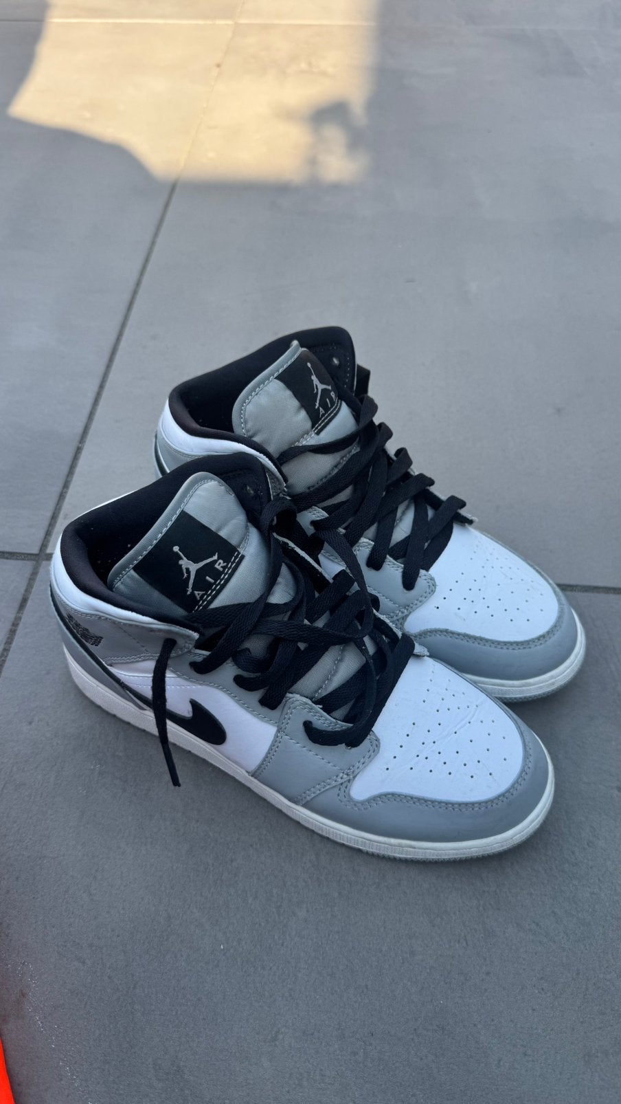 Jordan 1 Mid Light Smoke Grey mt 39, Ophalen of Verzenden, Zo goed als nieuw, Schoenen