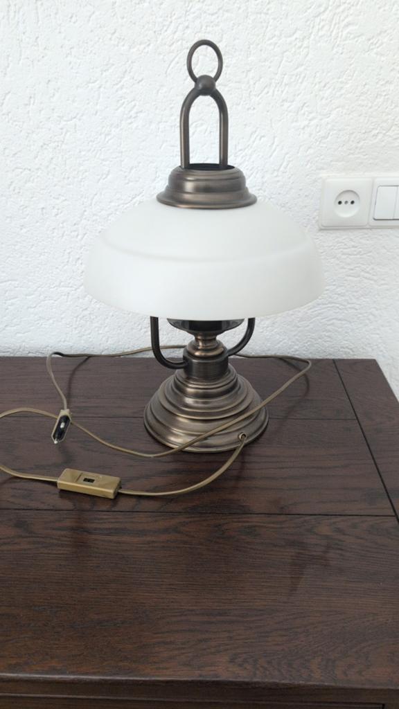 Klassieke tafellamp met melkglas kap, Huis en Inrichting, Lampen | Tafellampen, Ophalen of Verzenden, Gebruikt, Glas