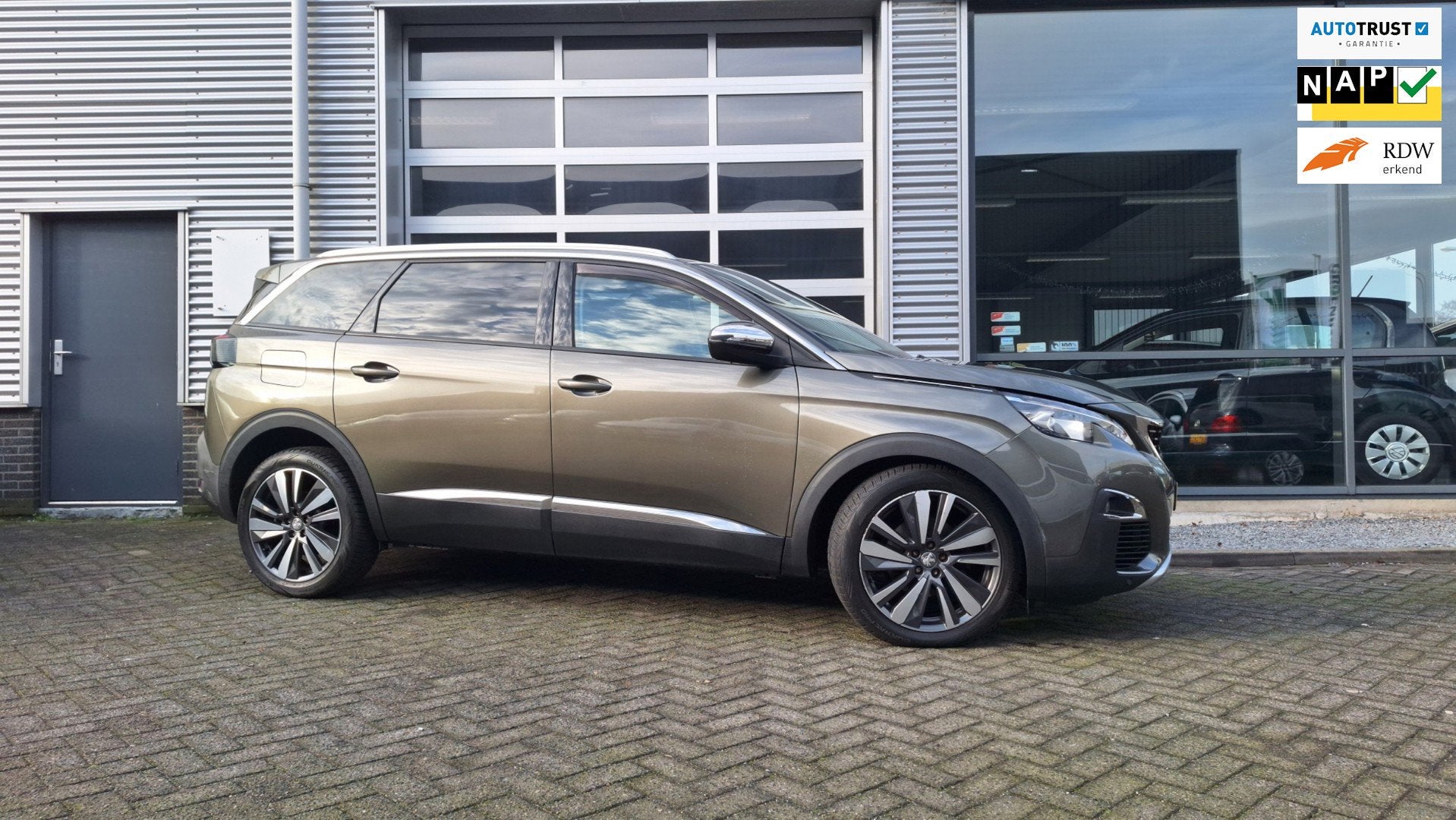 Peugeot 5008 1.2 PureTech Allure/Leer/Navigatie/Panorama/Cam, Gebruikt, Euro 6, 1199 cc, 7 stoelen