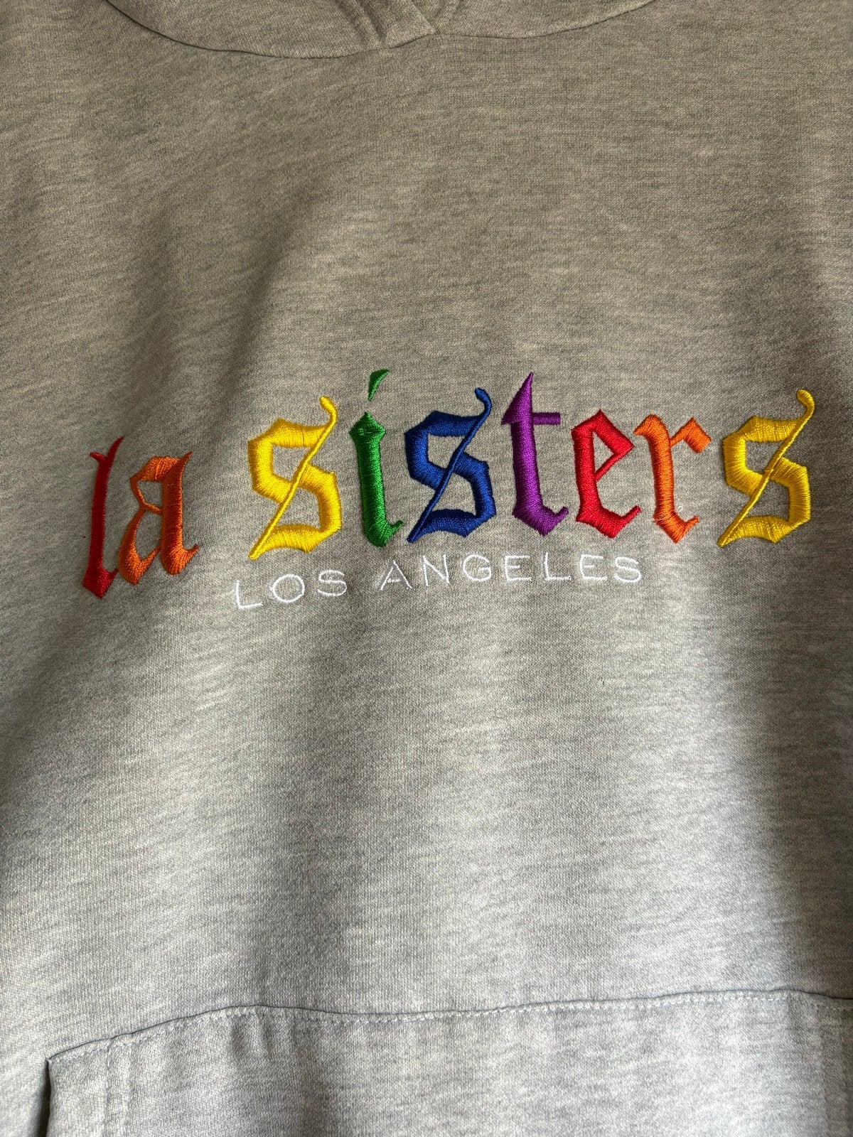 LA Sisters hoodie met kleurrijk logo - Maat XS, Kleding | Dames, Ophalen of Verzenden, Zo goed als nieuw, Maat 34 (XS) of kleiner