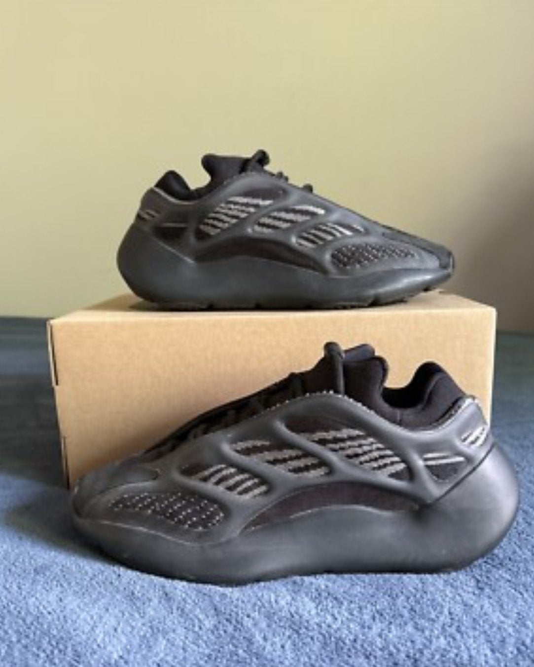 Yeezy 700 V3 Alvah - Maat - Zo goed als nieuw, Ophalen of Verzenden, Zo goed als nieuw, Zwart, Sneakers of Gympen