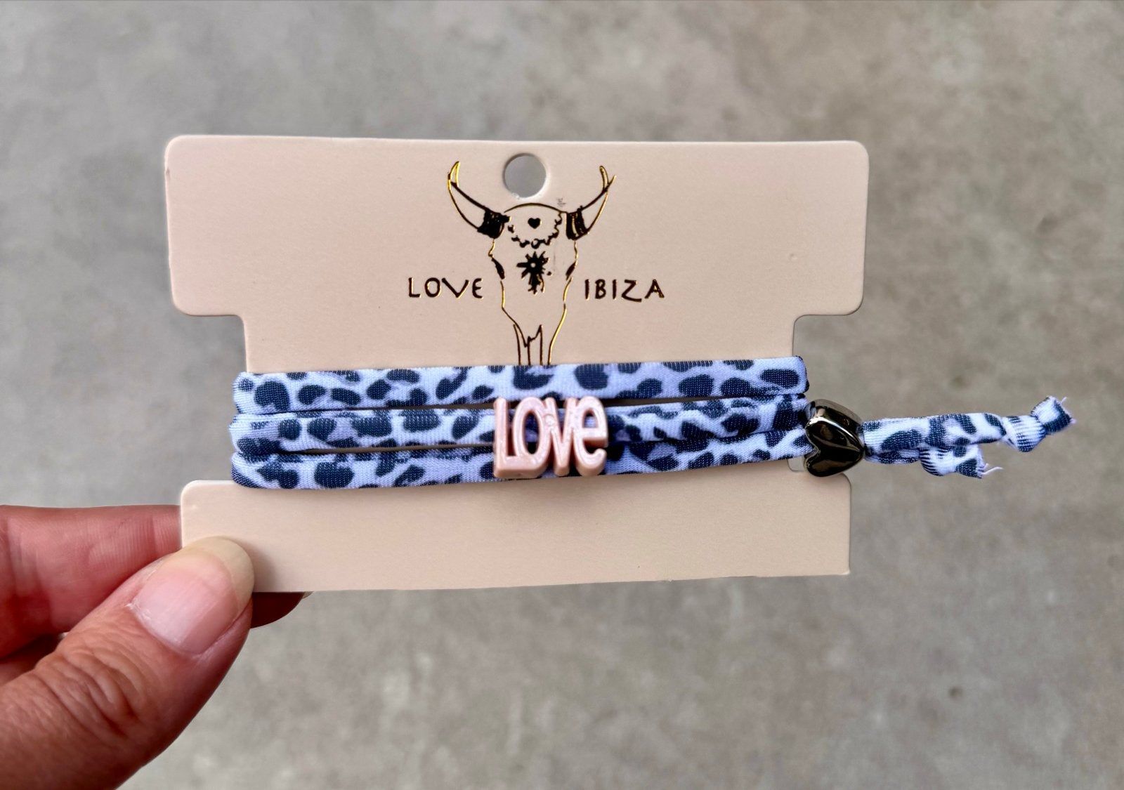 Love Ibiza Armband - Luipaardprint met 'Love' bedel, Blauw, Nieuw, Ophalen of Verzenden, Elastiek