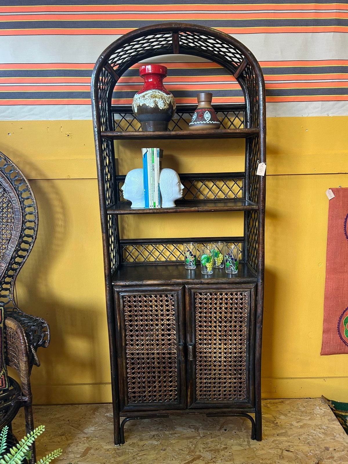 Vintage jaren 70 bruine rotan met webbing boogkast, Ophalen, Huis en Inrichting
