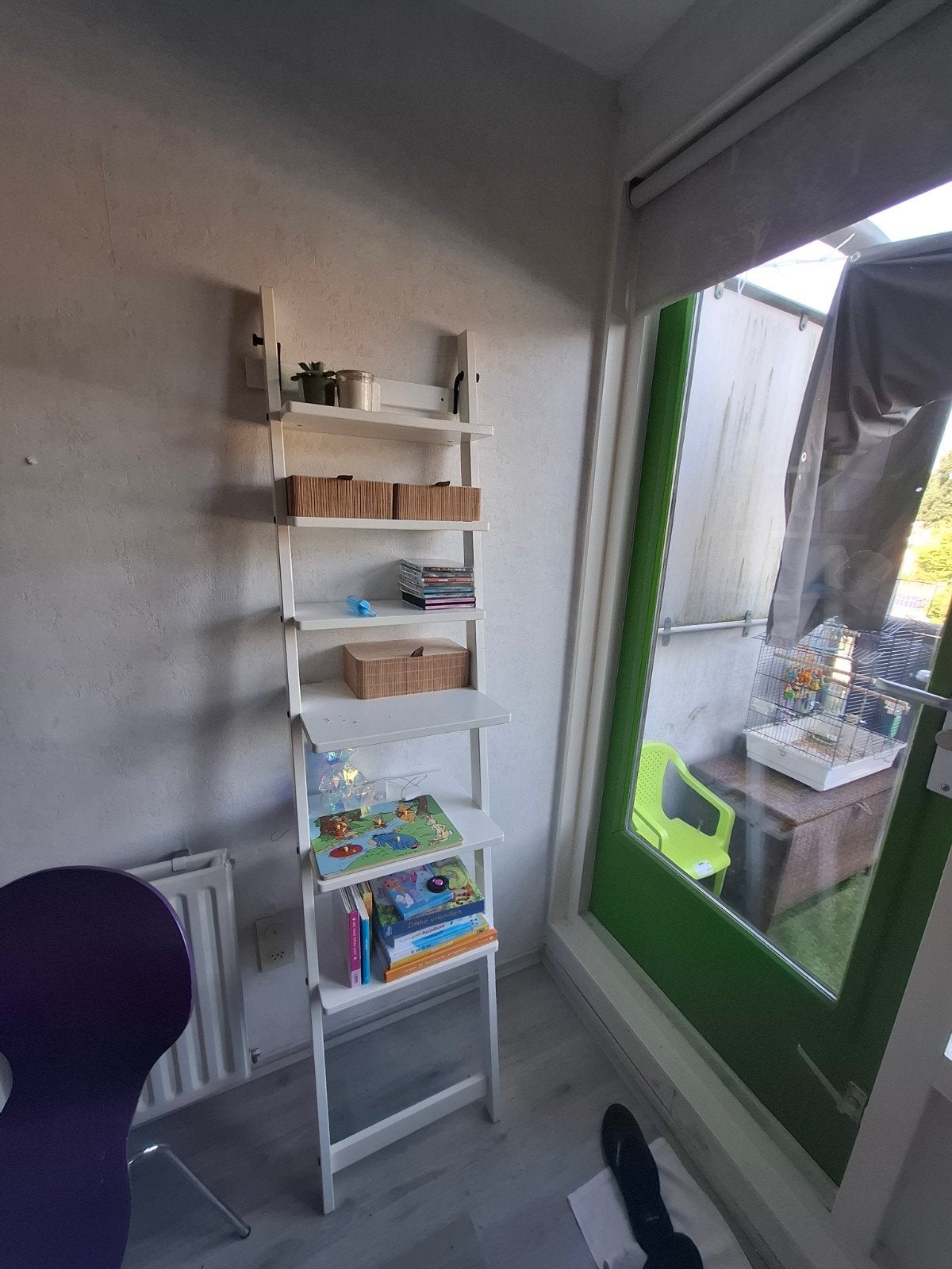 Witte ladderkast met planken, Ophalen