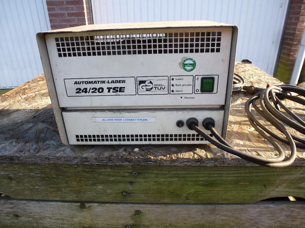 Acculader 24 volt / 20 ampere voor loodaccu /stapelaar, Ophalen, Gebruikt, Universele onderdelen