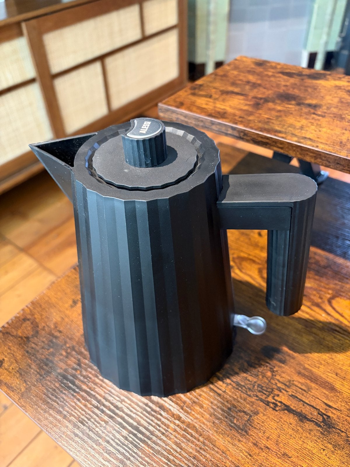 Alessi Waterkoker Zwart - Stijlvol en Functioneel, 1 tot 2 liter, Ophalen of Verzenden, Zo goed als nieuw