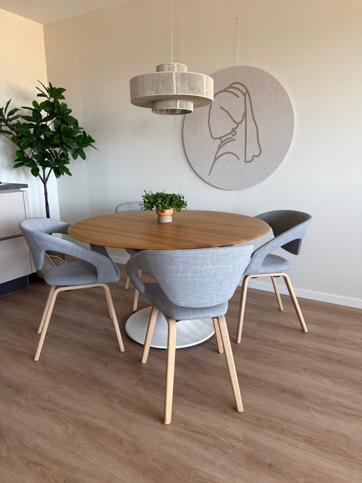 Ronde eetafel met tulpvoet ZGAN inclusief 4 stoelen, Ophalen, Zo goed als nieuw, Rond, 100 tot 150 cm