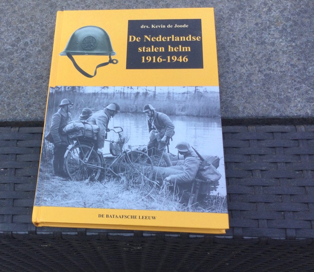 De Nederlandse stalen helm 1916-1946 drs. Kevin de Joode, Ophalen of Verzenden, Landmacht, Nederland, Helm of Baret