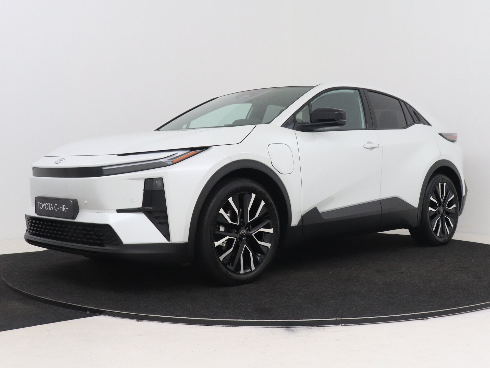 Toyota C-HR+ First Edition 77 kWh (bj 2026, automaat), 12 maanden, Stof, Wit, Nieuw