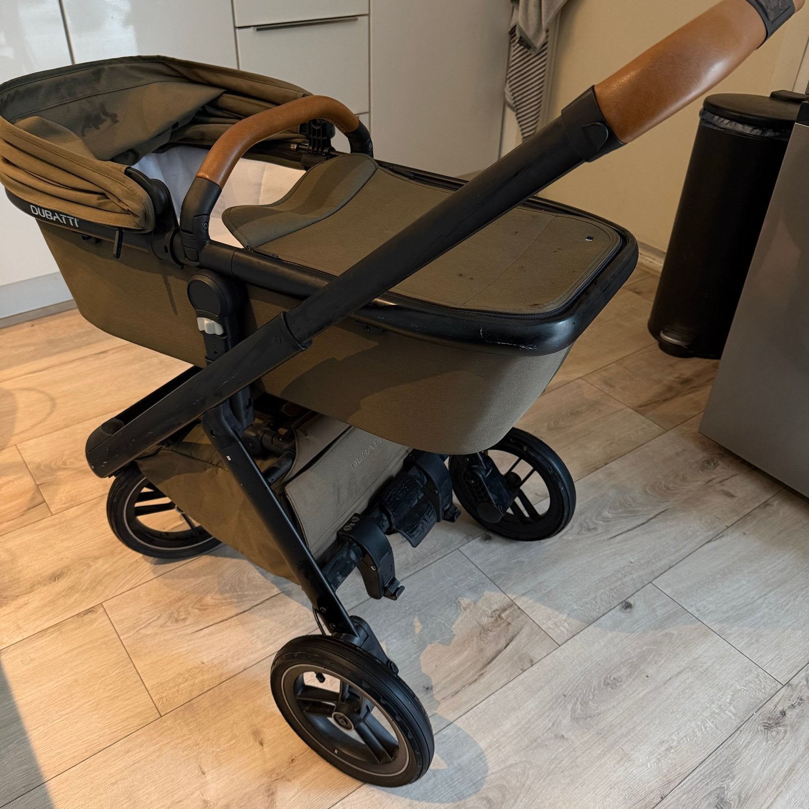 Dubatti One E3 Cognac Army Green kinderwagen met accessoires