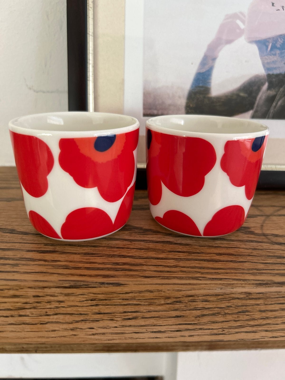 Twee Marimekko Oiva Unikko mokjes - rood/wit, Huis en Inrichting, Overige merken, Keramiek, Zo goed als nieuw, Modern