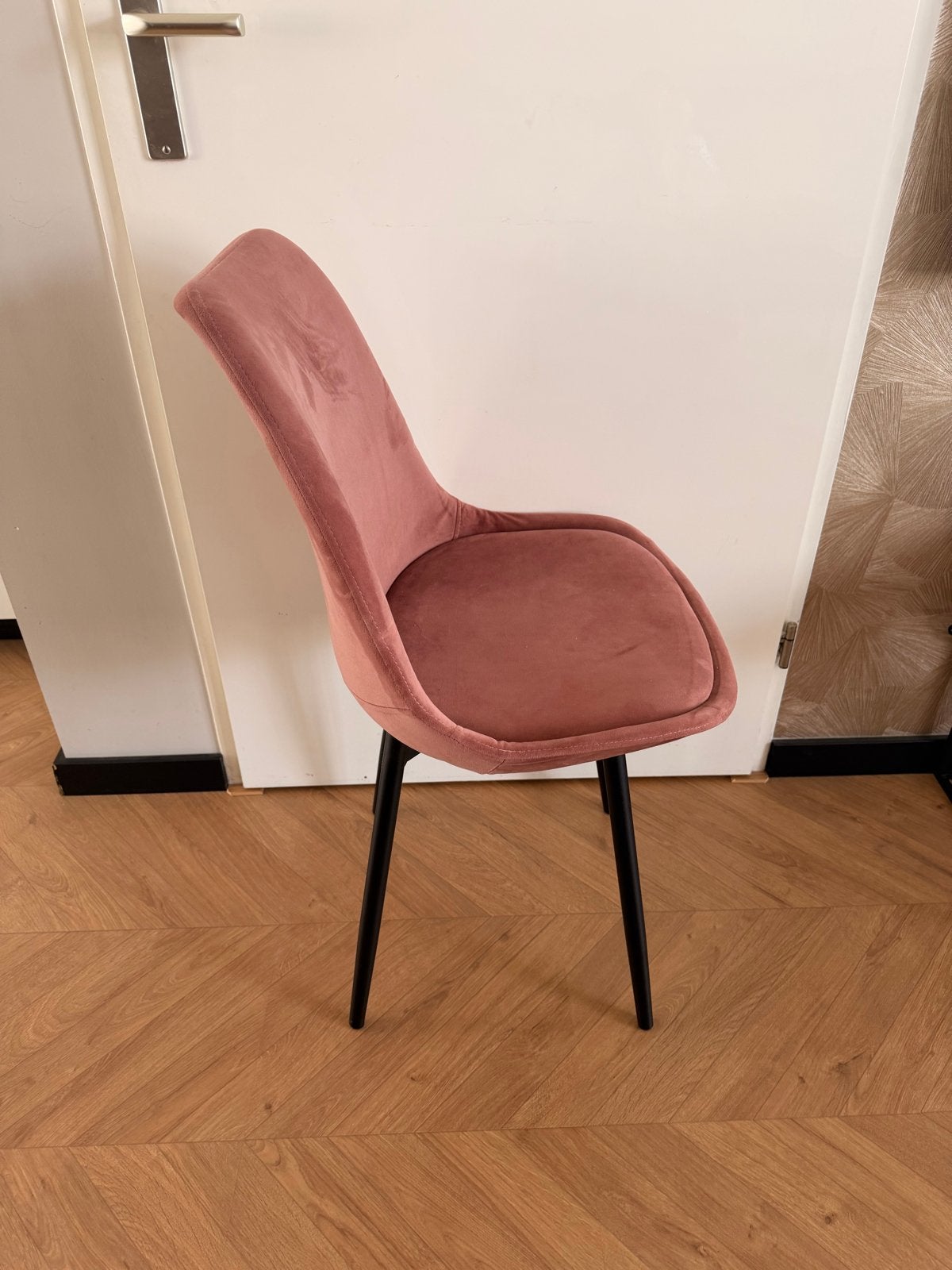 Oud roze fluwelen stoel met zwarte poten, Huis en Inrichting, Stoelen, Ophalen, Gebruikt, Overige kleuren, Eén