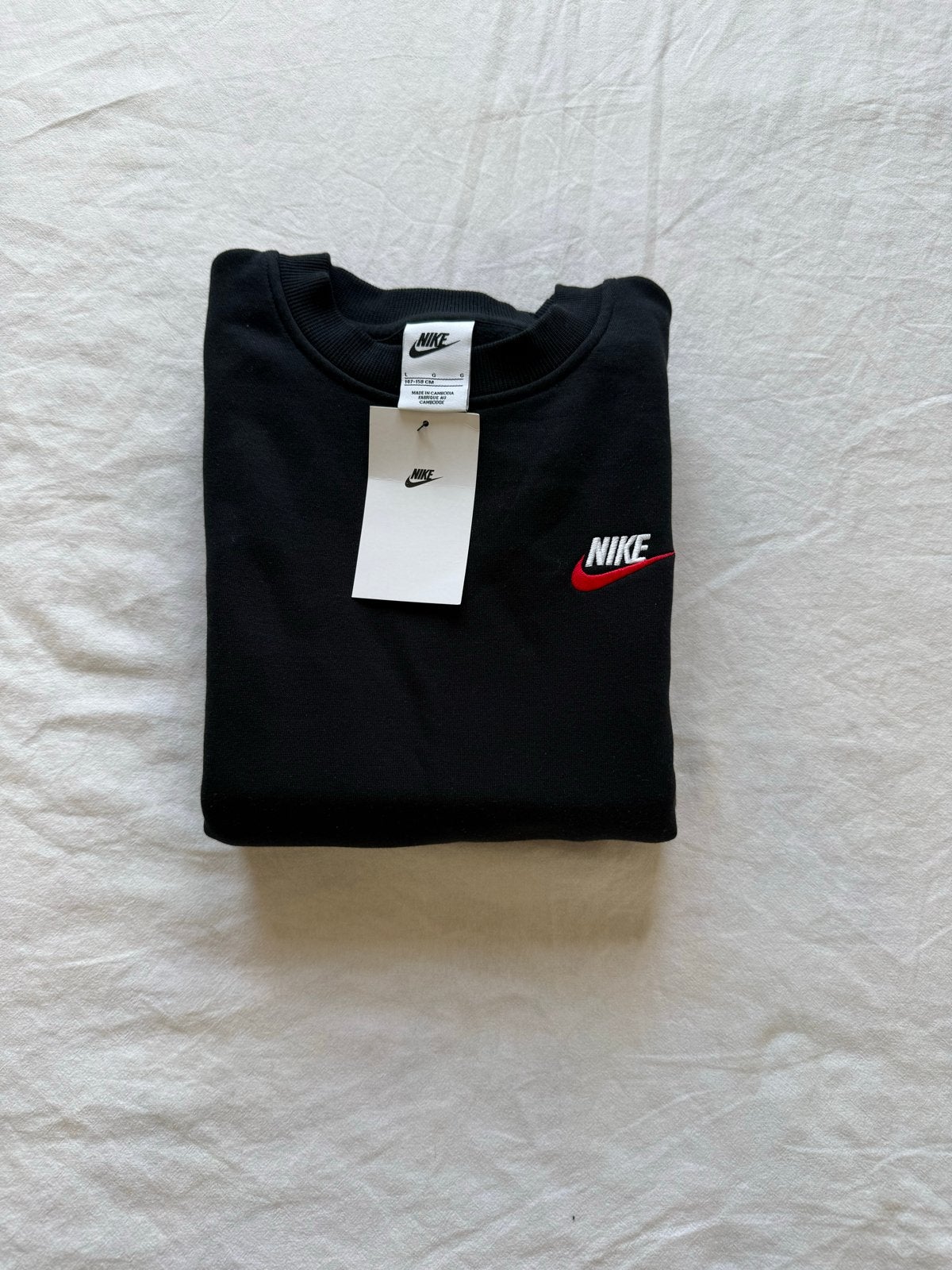 Nieuwe Nike sweater zwart met wit/rood logo - Maat  (147-158, Verzenden, Nieuw, Jongen of Meisje, Trui of Vest