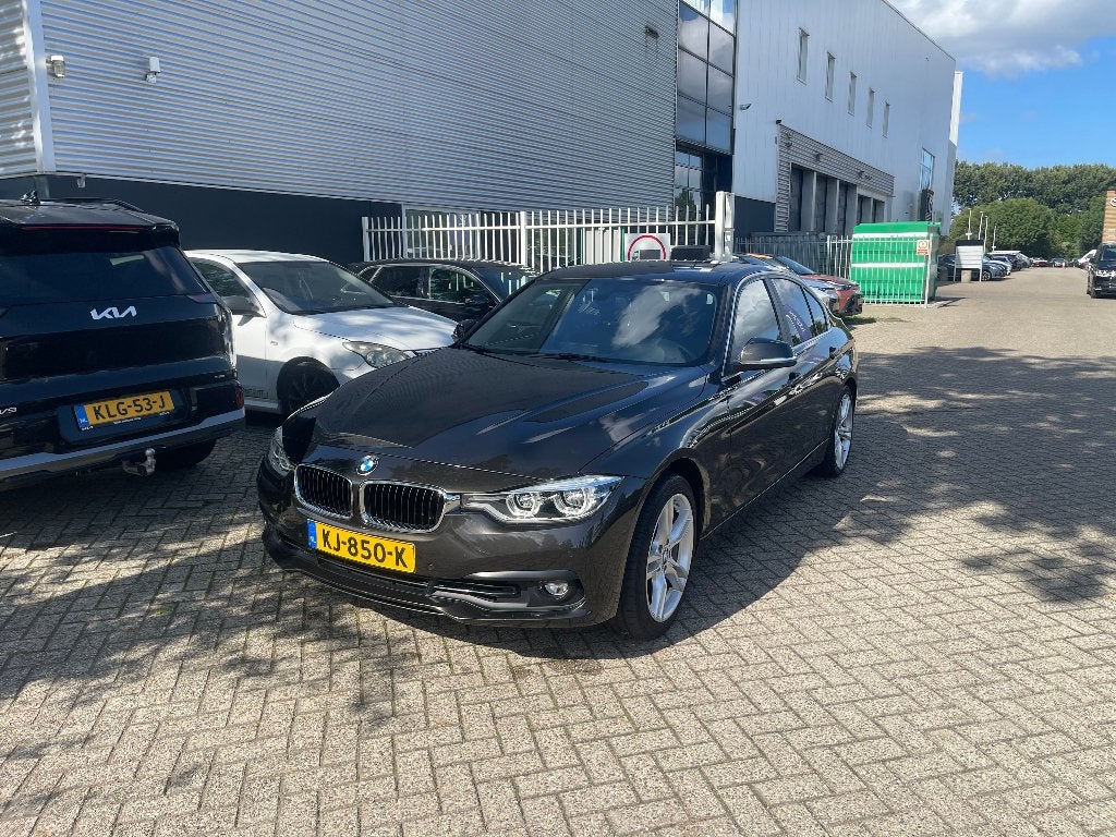 BMW 3-Serie 318i 136pk Aut 2016 Bruin, Auto's, Automaat, Zwart, Bruin, Origineel Nederlands