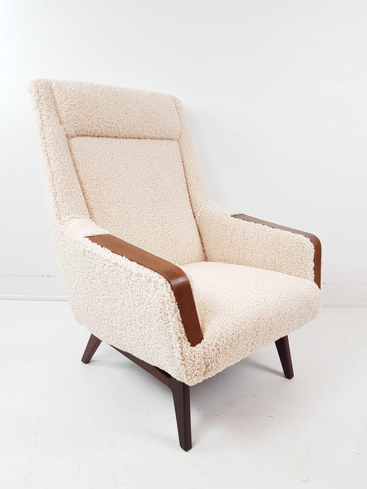 Vintage fauteuil teakhout | teddy stof nieuw, Huis en Inrichting, Fauteuils, Modern vintage, ., 75 tot 100 cm, Ophalen of Verzenden