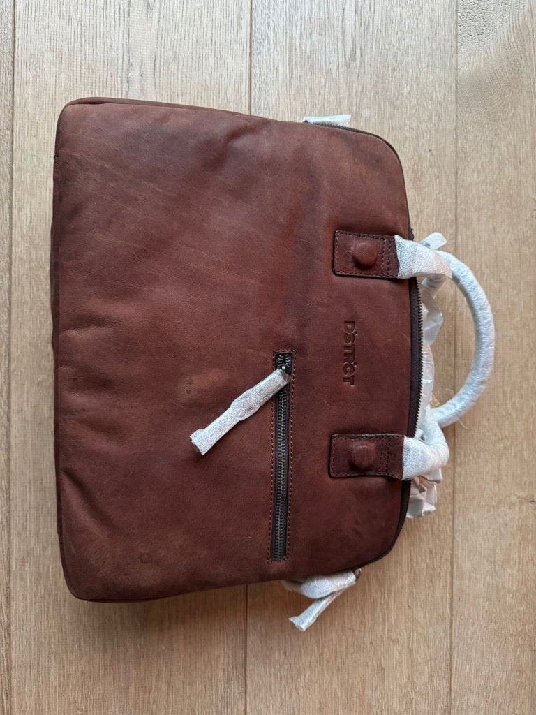 DSTRCT leren laptoptas bruin (nieuw), Computers en Software, Laptoptassen, Nieuw, Aktetas, 15 inch, Overige merken, Gevoerd laptopvak