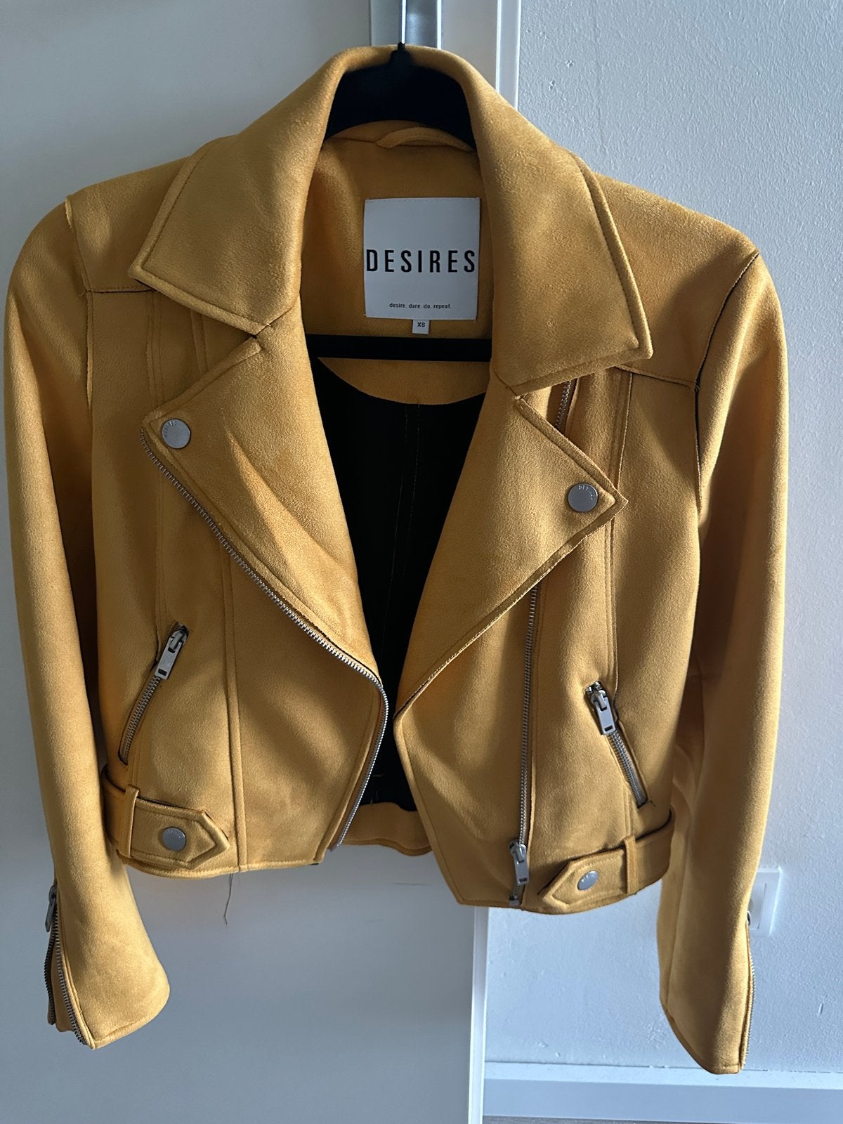 Geel suède jasje van Desires, maat XS, Kleding | Dames, Jassen | Zomer, Ophalen of Verzenden, Zo goed als nieuw, Maat 34 (XS) of kleiner