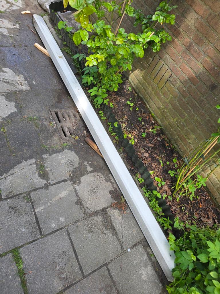 Beton schuttingpaal/ tussenpaal. Gratis af te halen, Ophalen of Verzenden, Nieuw, Minder dan 180 cm, Palen