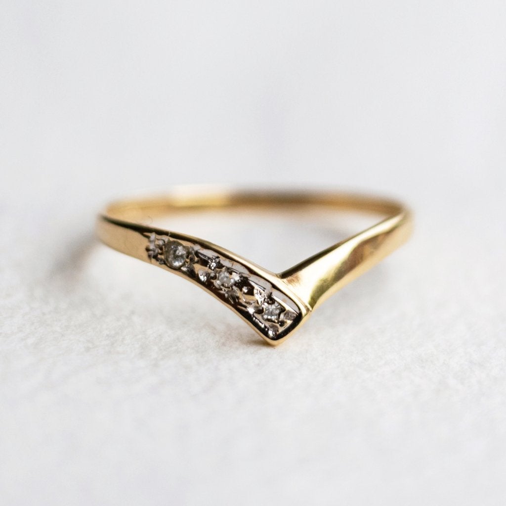 Vintage 9K goud Chevron wishone ring met diamant - Maat 17,5, Sieraden, Tassen en Uiterlijk, Ophalen of Verzenden, Zo goed als nieuw