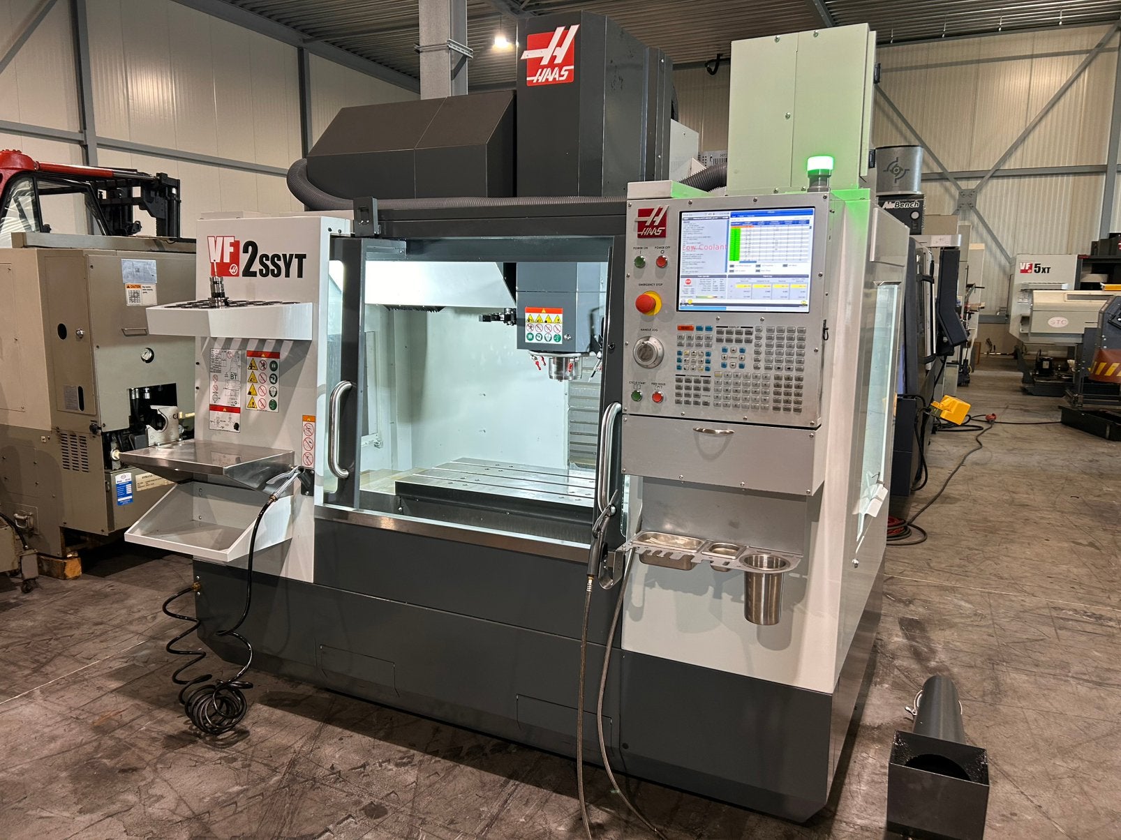 Haas VF-2SS YT CNC Bewerkingscentrum, Doe-het-zelf en Verbouw, Draaibanken, Ophalen, Zo goed als nieuw, Freesbank, Computergestuurd (Cnc)