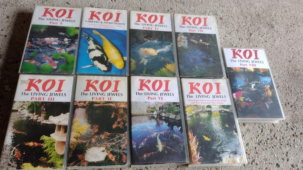 VHS-videobanden uit de serie "KOI: The Living Jewels"., Karper of Koi