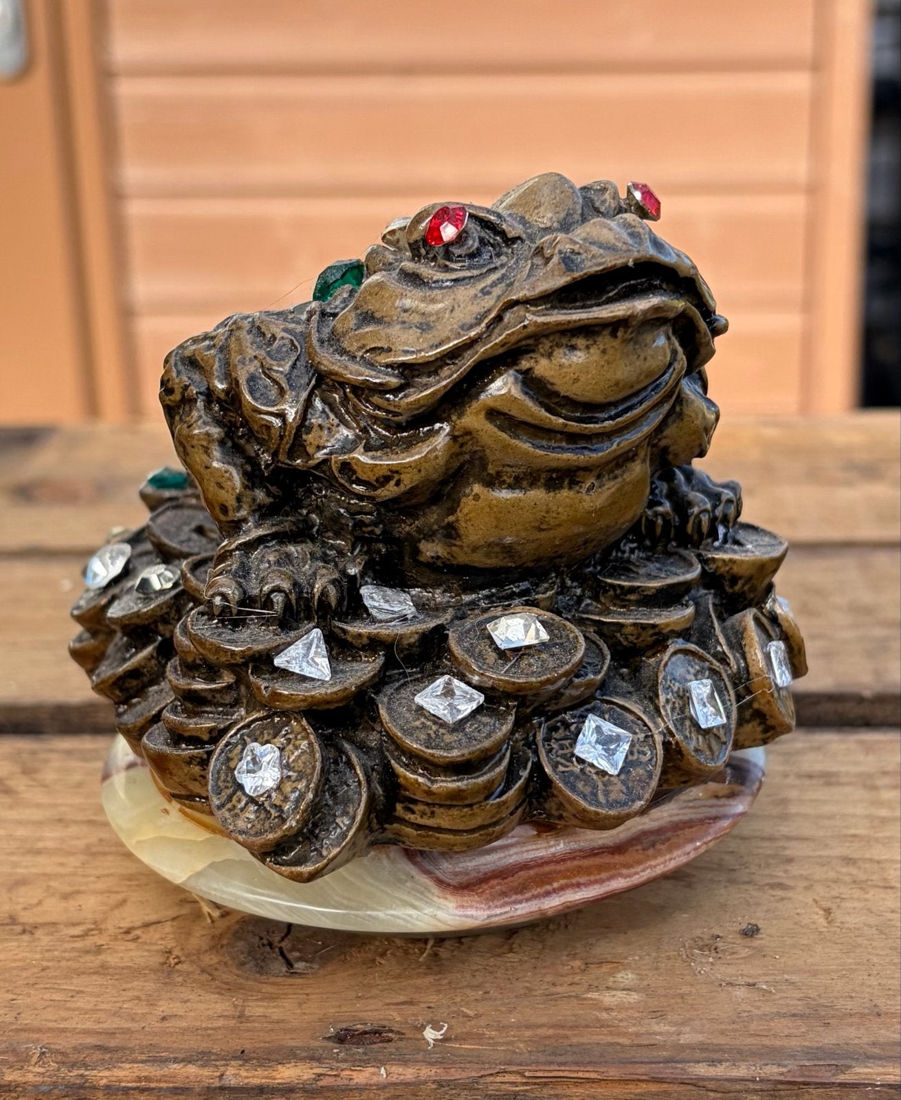 Gelukskikker op munten met edelstenen - Feng Shui decoratie, Ophalen, Zo goed als nieuw, Dier