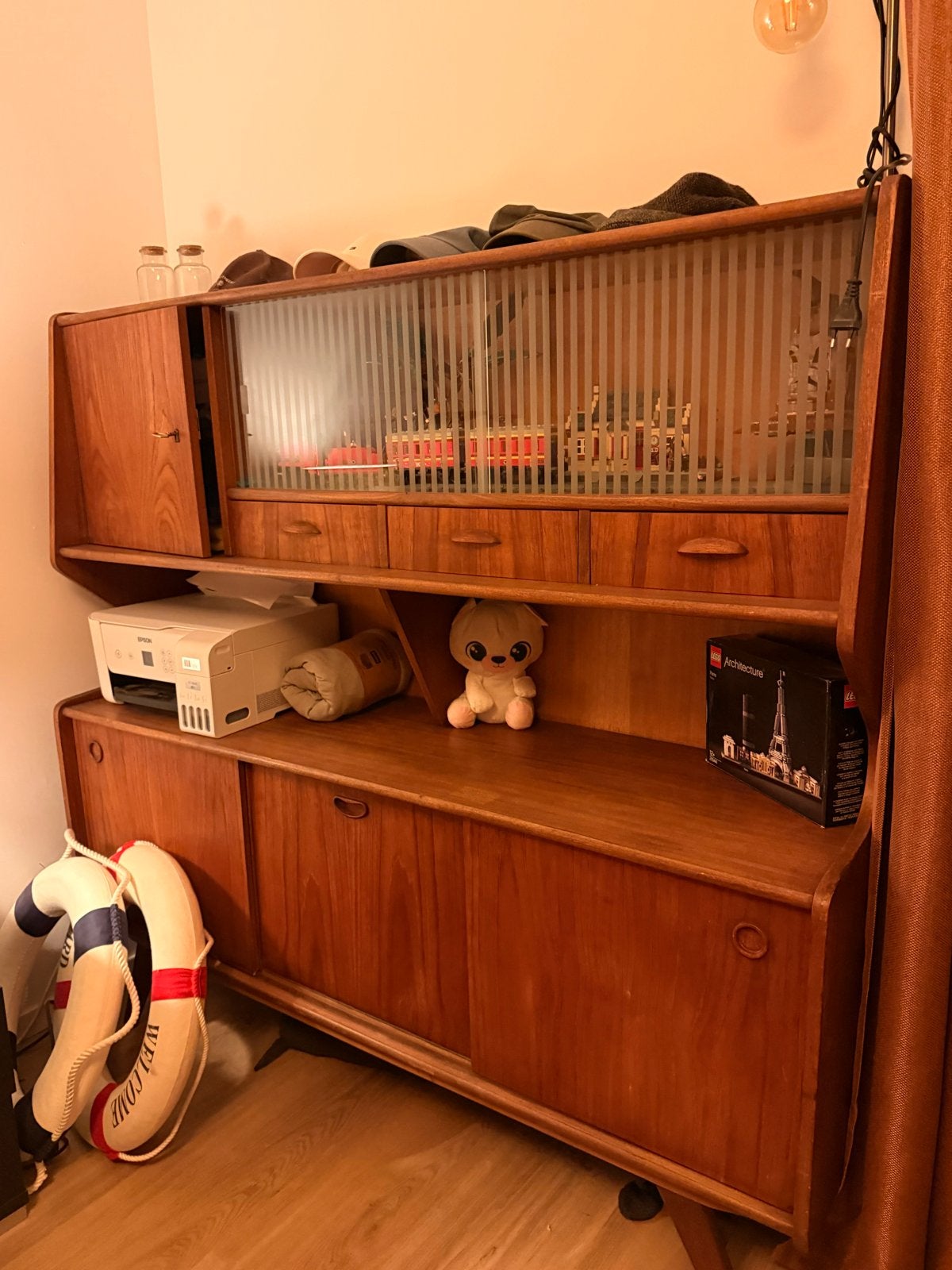 Unieke Vintage Houten Buffetkast met Glazen Schuifdeuren, Huis en Inrichting, Kasten | Buffetkasten, Gebruikt, 100 tot 150 cm