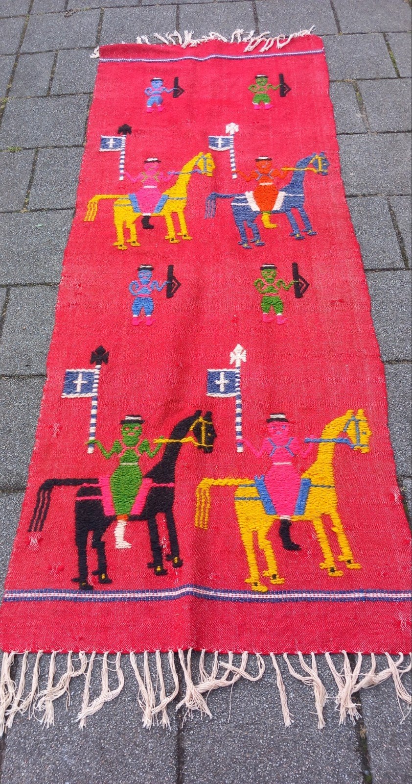 Vintage rood vloerkleed met ruiters en paarden, Huis en Inrichting, Geel, Gebruikt, 150 tot 200 cm, Etnisch, Boho, Vintage