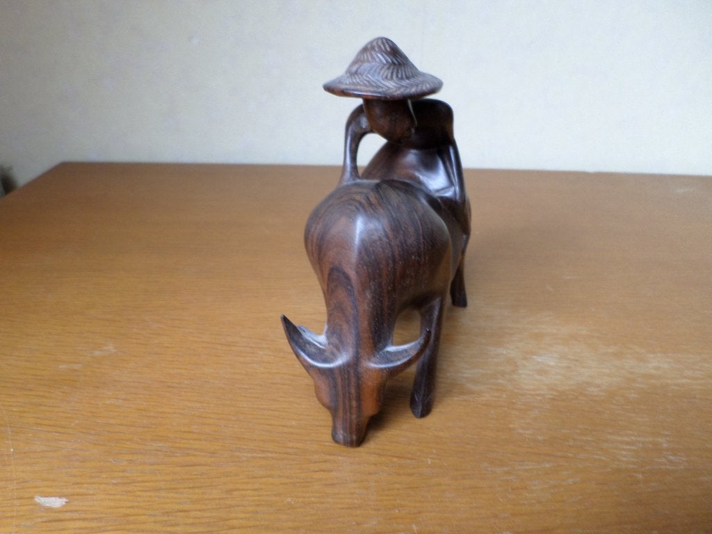 Houten Beeld Stier met Berijder, Houtsnijwerk, Minder dan 20 cm, Ophalen of Verzenden, Handgemaakt