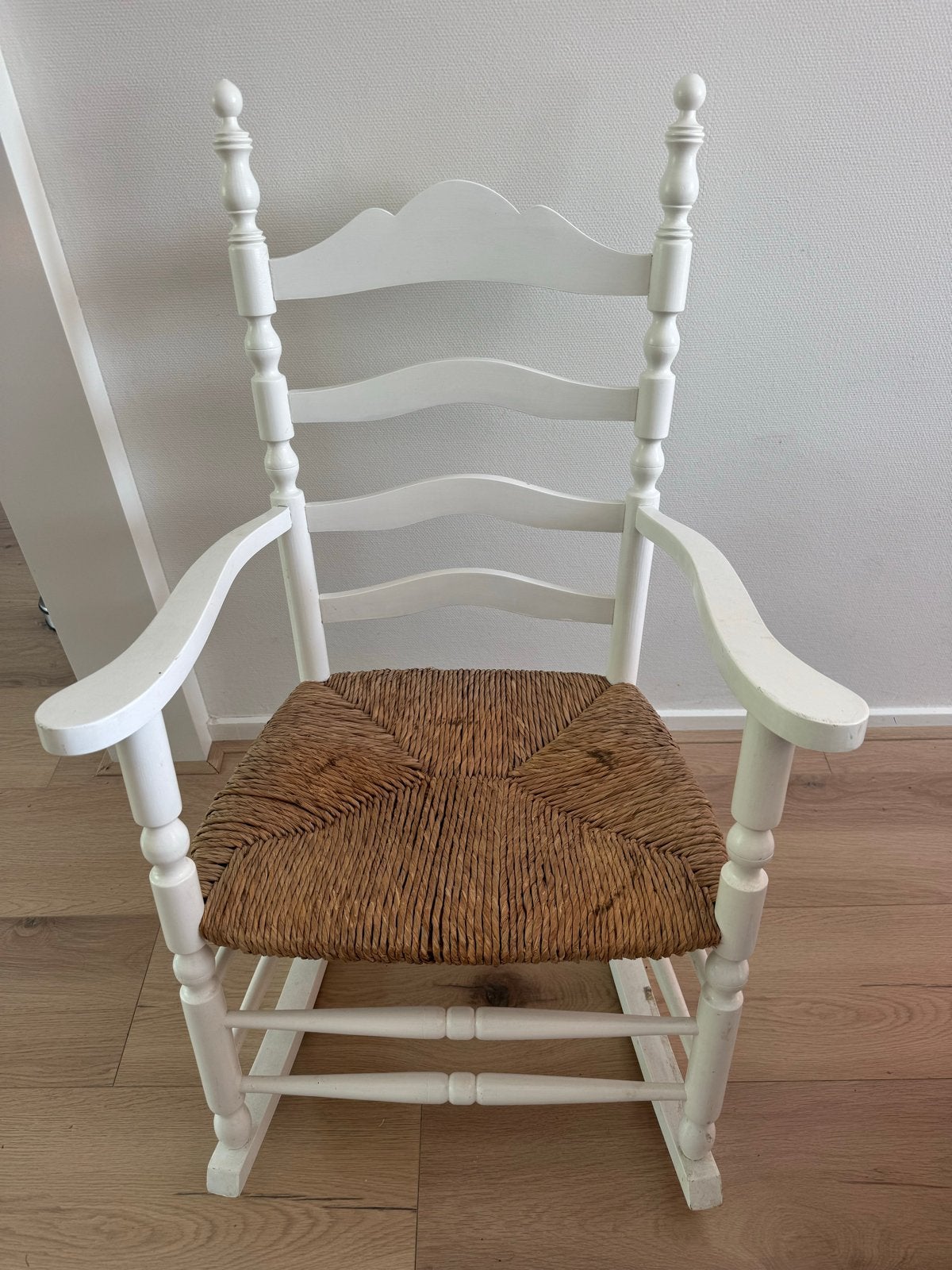 Witte schommelstoel met rieten zitting, Huis en Inrichting, Stoelen, Ophalen, Gebruikt, Wit, Eén
