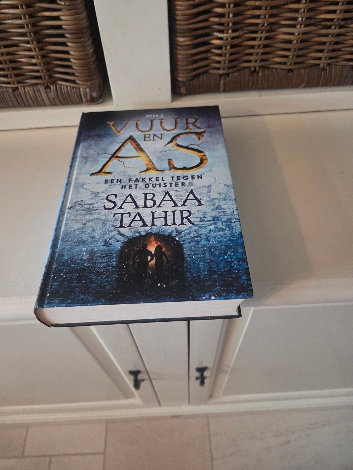Sabaa Tahir - Vuur en As 2 - Een fakkel tegen het duister, Ophalen of Verzenden, Zo goed als nieuw, Sabaa Tahir