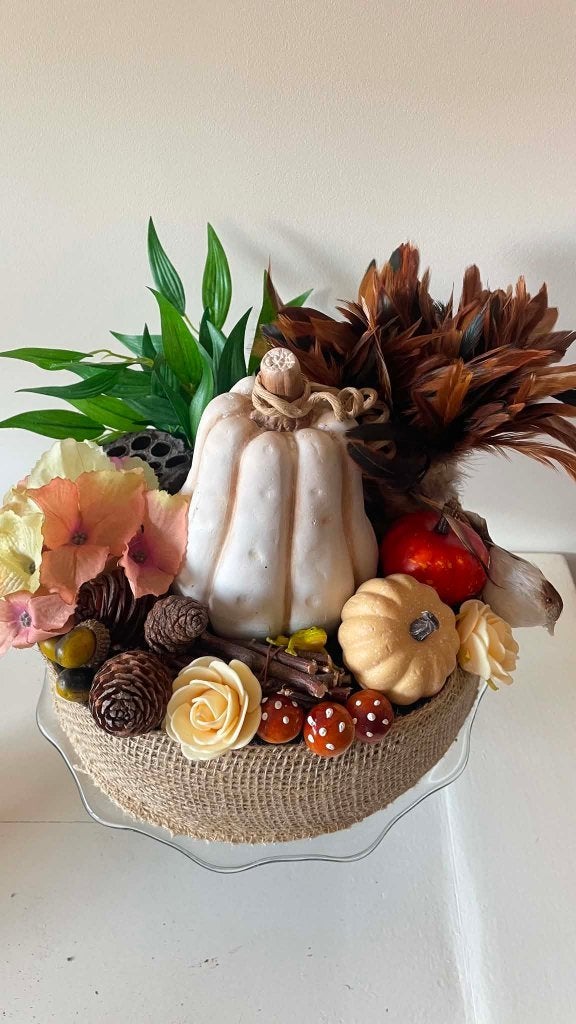 Herfststuk op glazen taartplateau, Ophalen of Verzenden, Nieuw, Bloemstuk