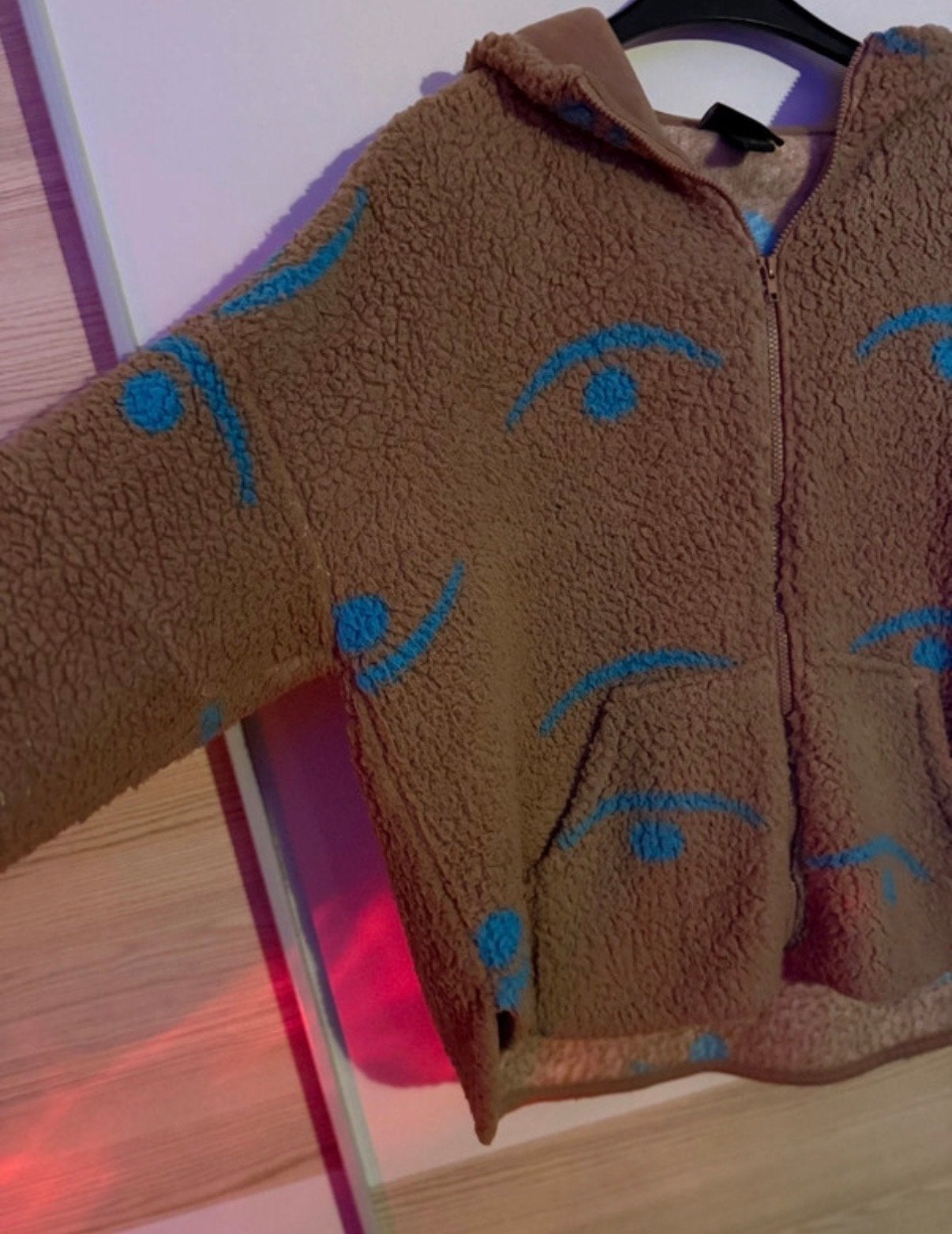 Bruine teddy jas met blauwe patronen, Kleding | Dames, Ophalen of Verzenden, Zo goed als nieuw, Maat 38/40 (M), Bruin