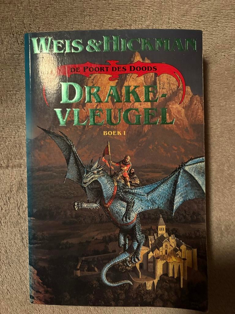 Drakenvleugel - De Poort des Doods Boek 1 (Weis & Hickman), Boeken, Fantasy, Ophalen of Verzenden, Gelezen