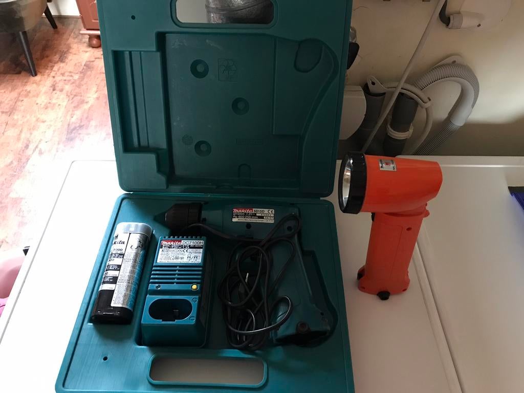 Makita boormachine 6015D, compleet met o.a. lamp en oplader, Ophalen, Gebruikt, Boormachine