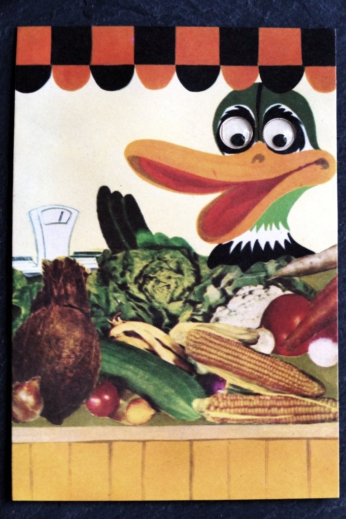 Oogjeskaart Eend prijst groente aan in het marktkraampje, Verzenden, 1940 tot 1960, Ongelopen, Vogel