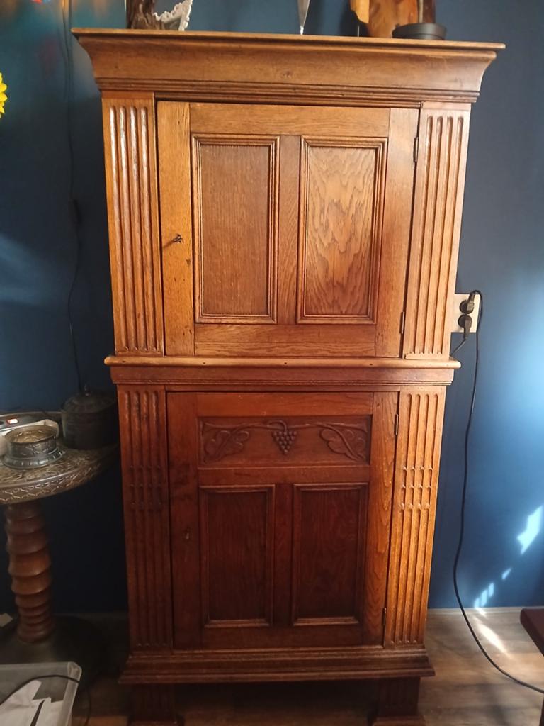 Antieke Eikenhouten Kast met Gedetailleerd Snijwerk, Antiek en Kunst, Ophalen