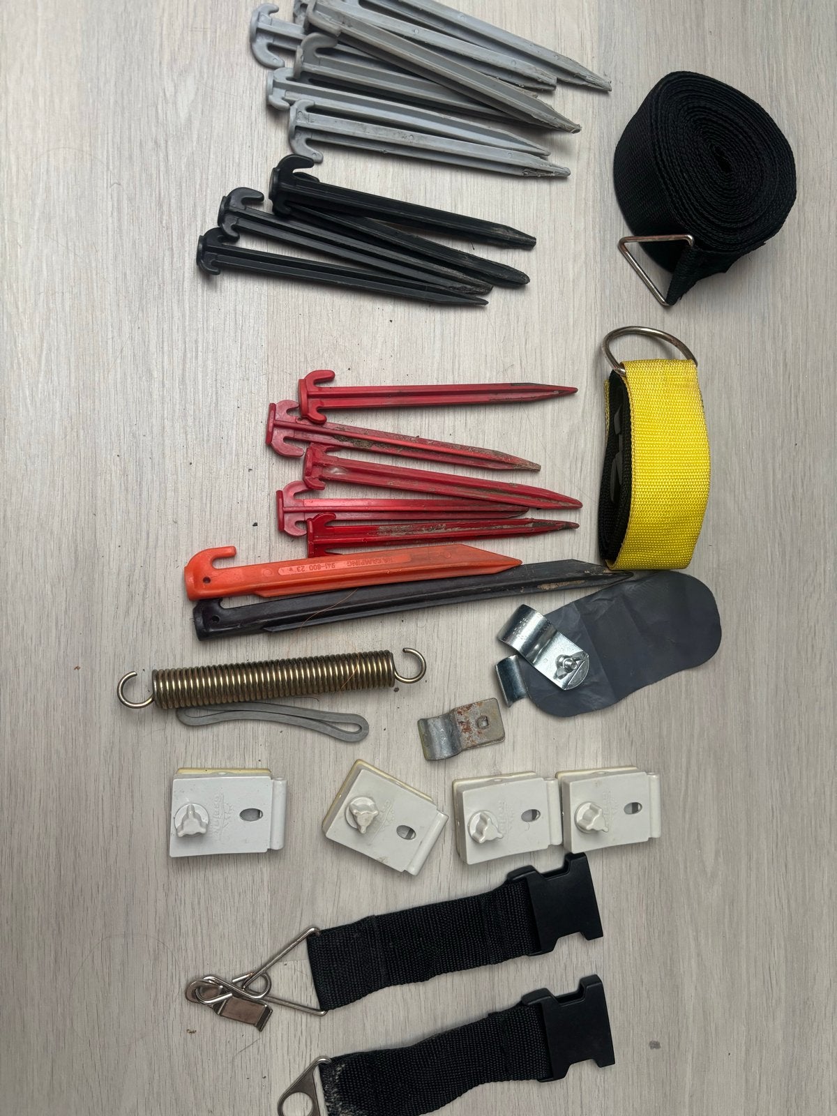 Diverse kampeeraccessoires: haringen, spanbanden, etc., Ophalen of Verzenden, Gebruikt