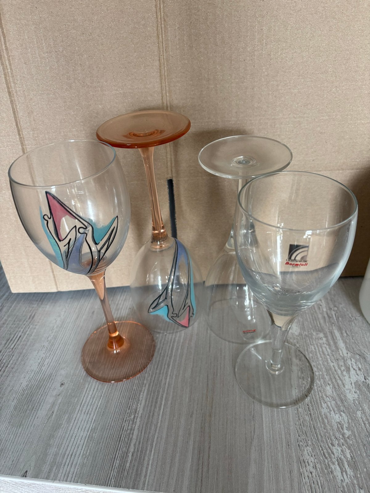 Set van 4 wijnglazen, deels handbeschilderd, Ophalen of Verzenden, Meerkleurig, Overige merken, Glas