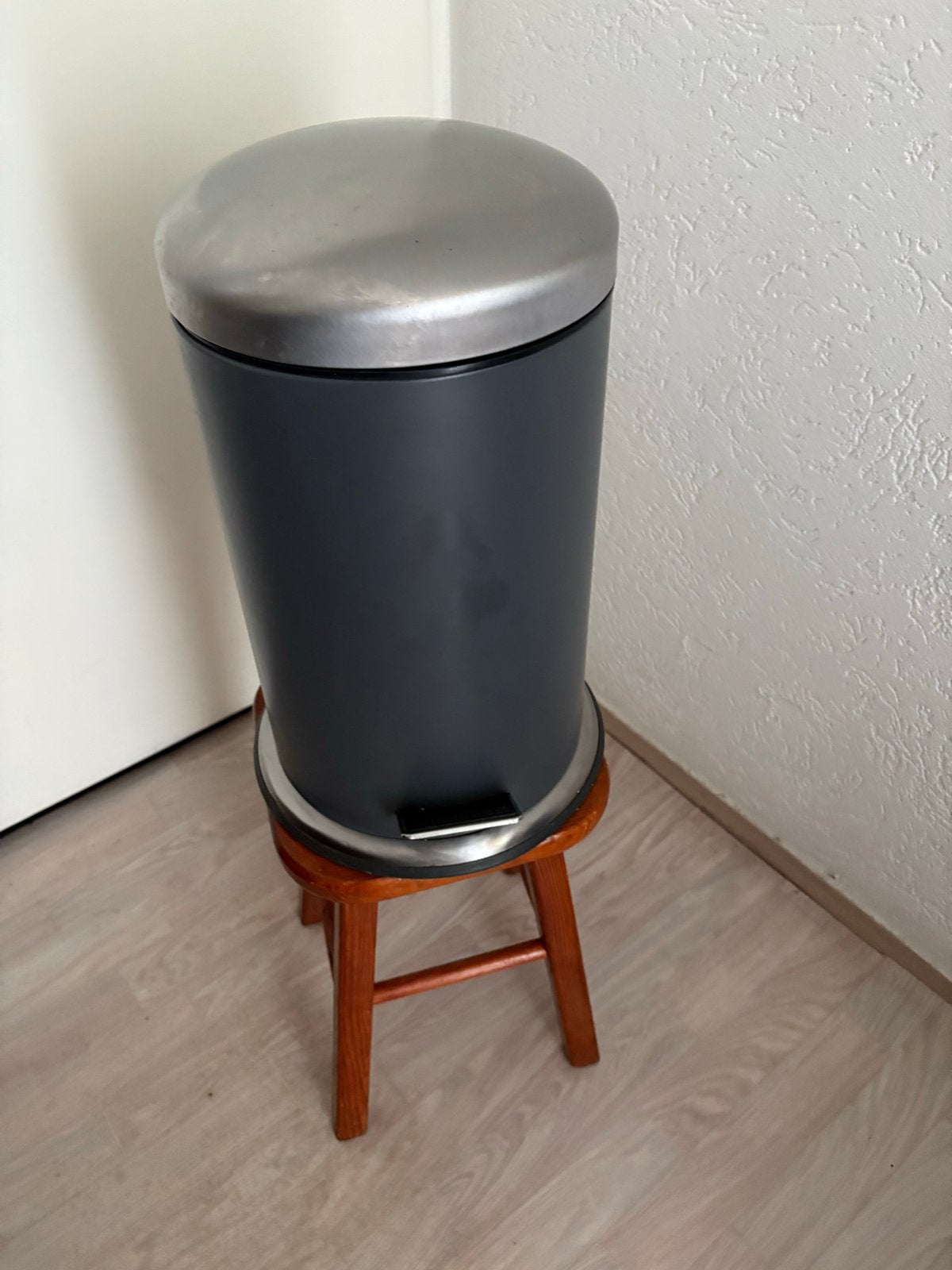 IKEA Mjosa pedaalemmer - Donkergrijs, 12 liter, Gebruikt, Met pedaal, Ophalen of Verzenden, Metaal