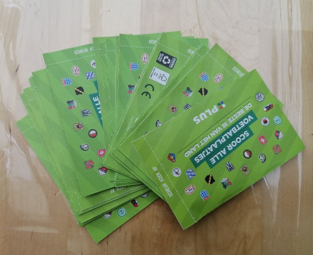PLUS voetbalplaatjes 22 pakjes, Verzamelen, Supermarktacties, Plus, Ophalen of Verzenden