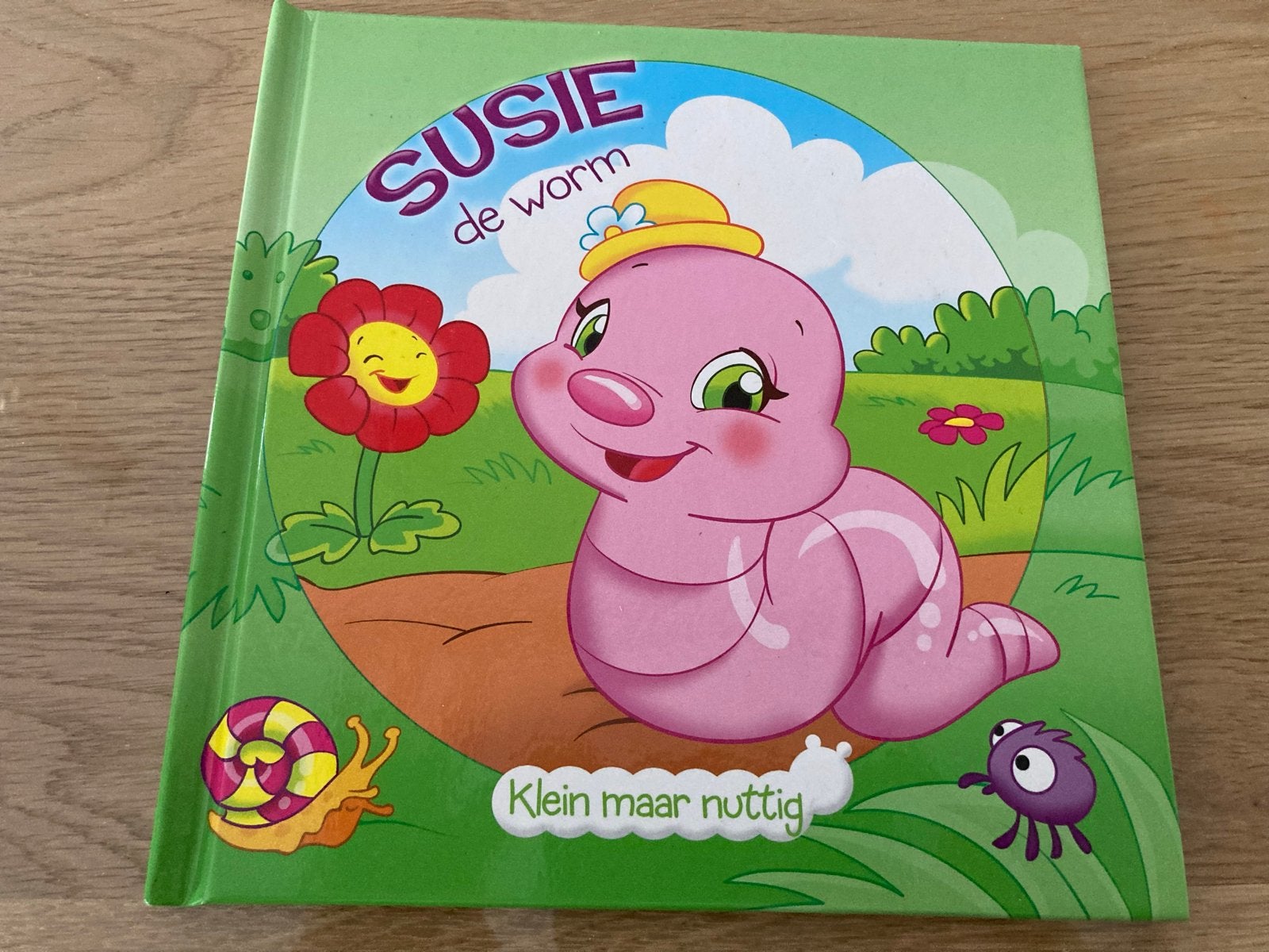 Nieuw: Susie de worm: Klein maar nuttig - Kinderboek, Ophalen of Verzenden, Nieuw