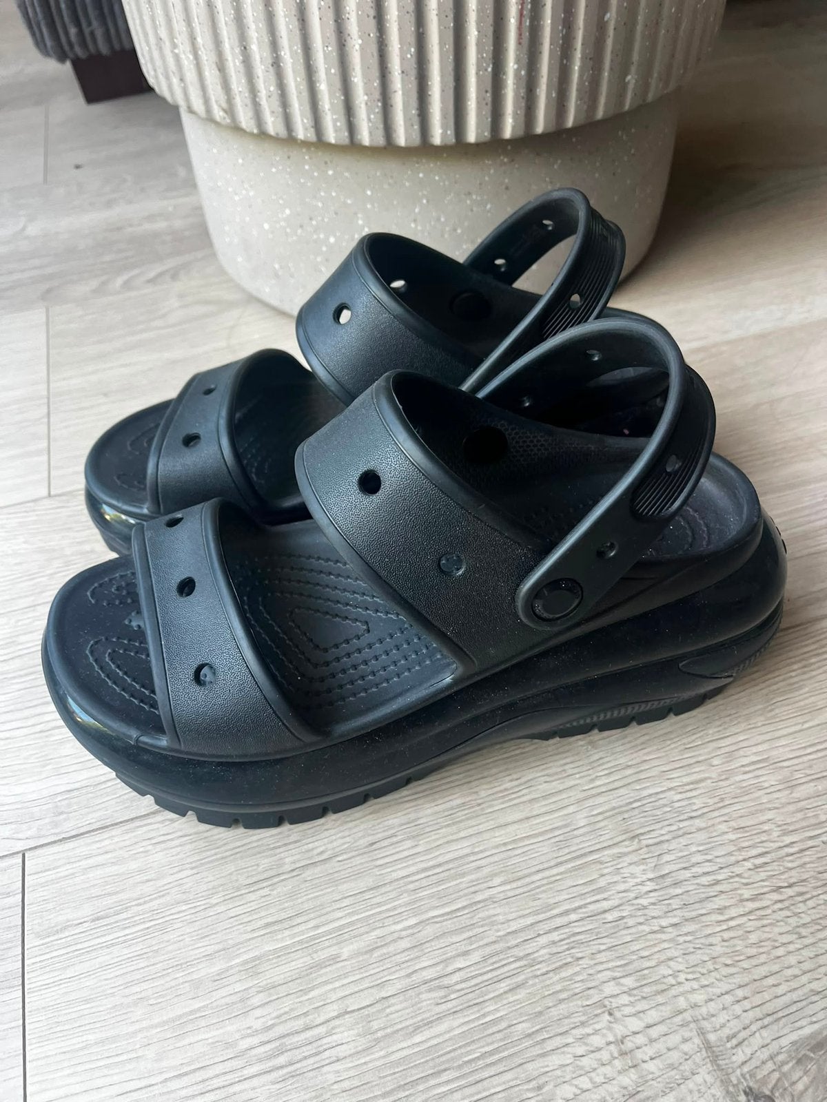 Crocs platform W7, Kleding | Dames, Ophalen, Zo goed als nieuw, Zwart, Sandalen of Muiltjes