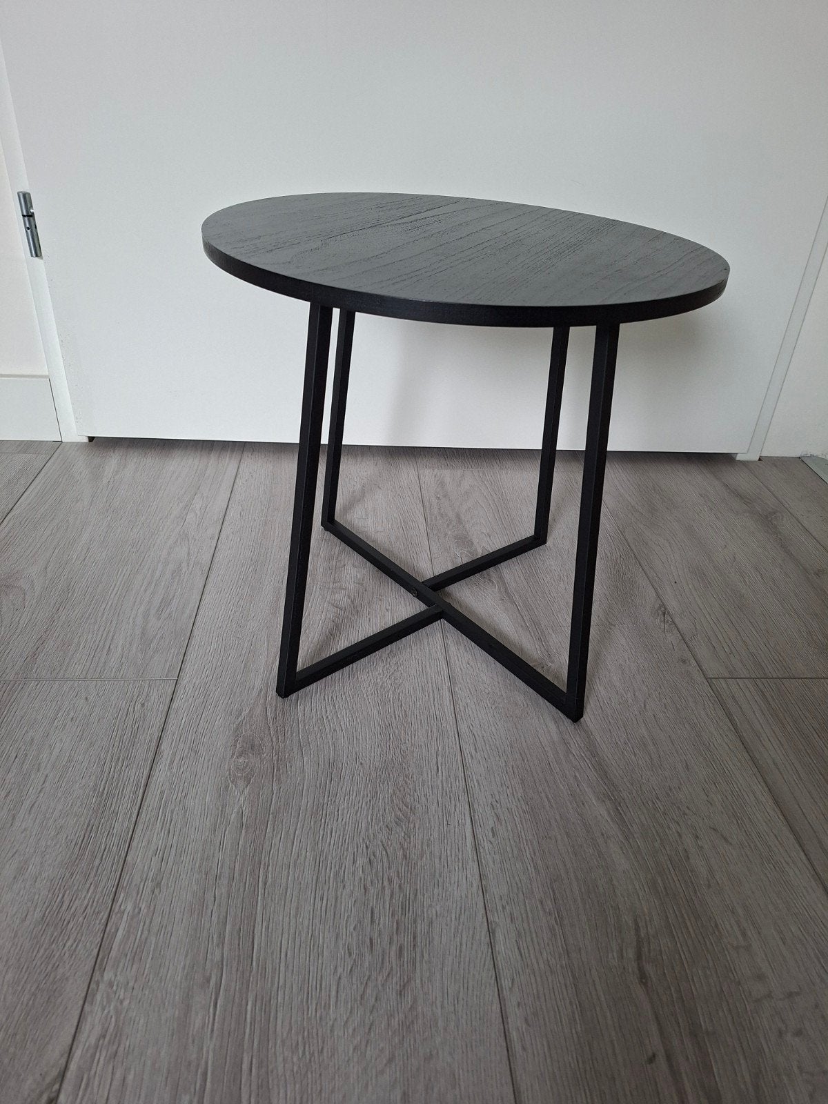 Zwart rond bijzettafeltje met metalen onderstel, Huis en Inrichting, Tafels | Bijzettafels, Ophalen, Minder dan 45 cm, Minder dan 55 cm