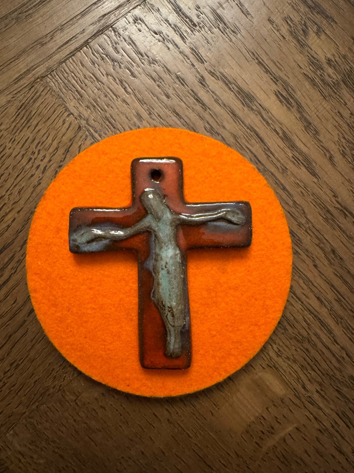 Keramieken kruis met Christusfiguur - Handgemaakt, Antiek en Kunst, Ophalen of Verzenden