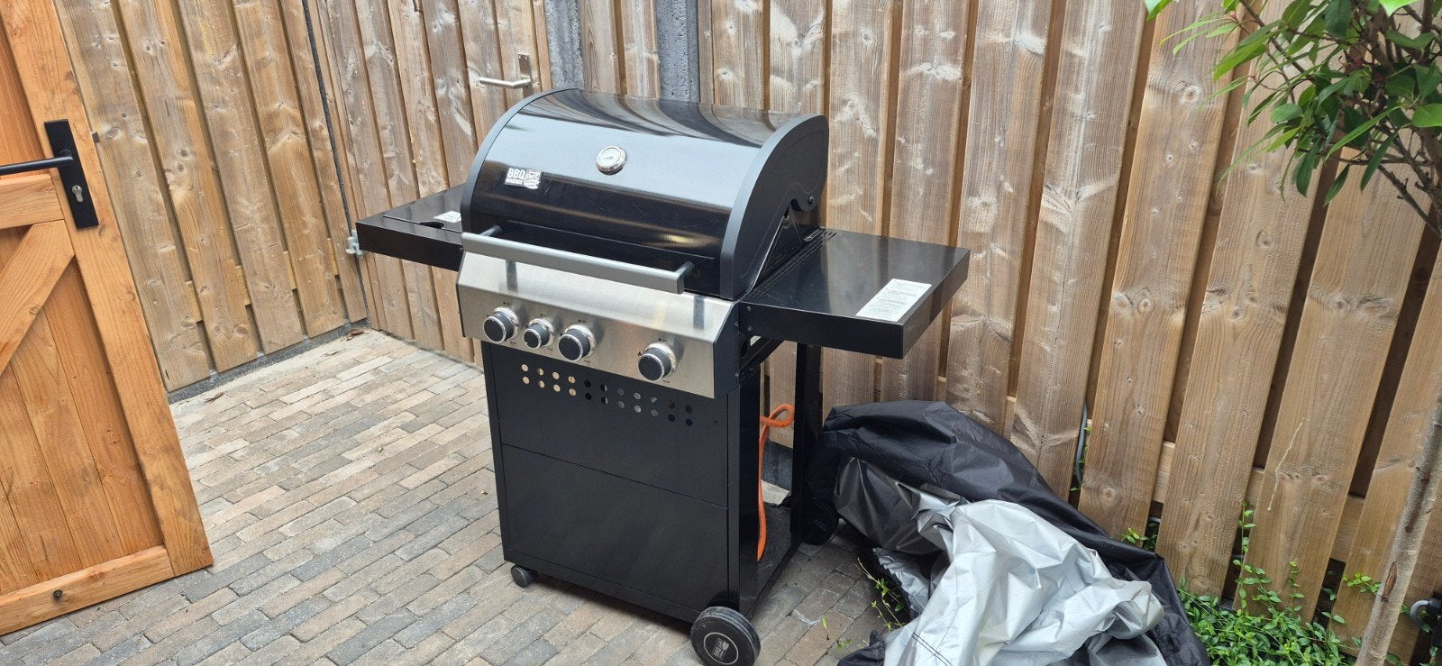 Zwarte gasbarbecue met 4 branders en zijbrander, Ophalen of Verzenden, Gebruikt, Onbekend