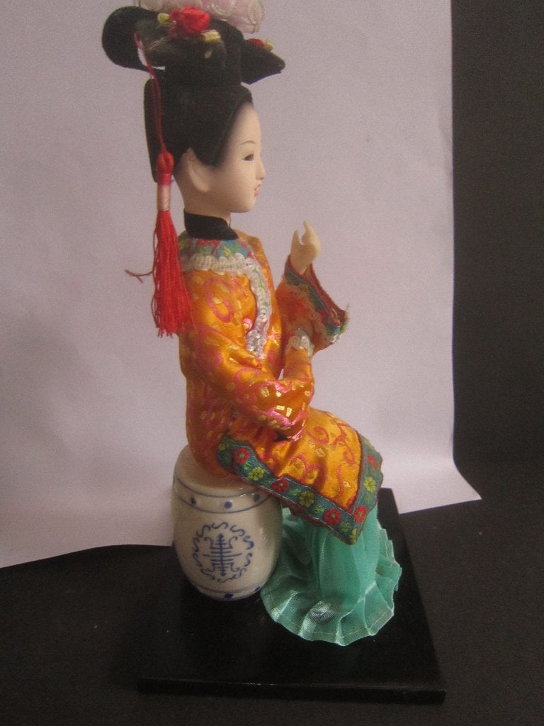 Japans Chinees zittend beeld op een porseleinen ton Geisha ?, Ophalen of Verzenden, Zo goed als nieuw, Mens