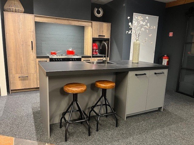 Showroomkeuken keukeneiland koffienis fornuis hout zwart, Huis en Inrichting, Overige kleuren, Dubbelwandige keuken, Ophalen of Verzenden